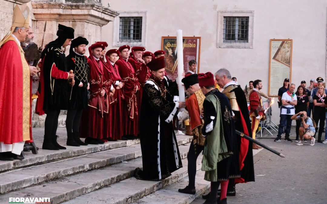 La suggestiva cerimonia dell’Offerta dei Ceri si unisce alla processione in onore di Sant’Emidio