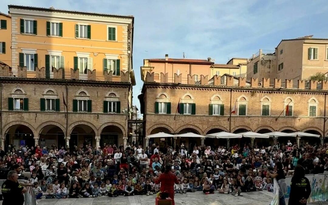 Un’invasione di bimbi e famiglie nelle nostre piazze!