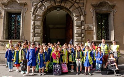 Una passeggiata al sole per andare a scuola!